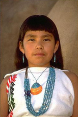 Pueblo-M�dchen 9 Jahre alt in
                        traditioneller Tracht, Cochiti bei Albuquerque,
                        New Mexico