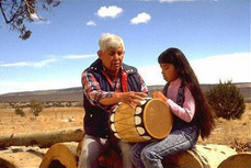 Pueblo-M�dchen, 9 Jahre alt, lernt
                        trommeln, Cochiti bei Albuquerque, New Mexico