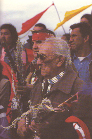 Frank Fools Crow am Wounded Knee,
                F�hrer der Lakota, 27.2.1983