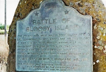 Bloody Island
              ("Blutinsel"), Gedenktafel f�r einen Racheakt an
              130 unschuldigen M�nnern, Frauen und Kindern der
              Pomo-Indianer, im Mai 1850
