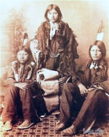 Indianerinternat: Sioux-Sch�ler beim
                      Schuleintritt in Indianerkleidern und mit
                      indianischem Haarschnitt mit Feder