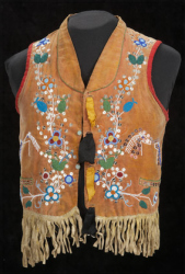 Bemalte Weste der Metis, Anf. 20. Jh.
                            aus Elchleder, Samt, Baumwolle, Glasperlen
                            und Plastikkn�pfen.