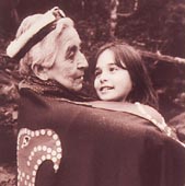 Prim�rnation der Heiltsuk
                          ("Indianer"), Grossmutter mit
                          Enkelin
