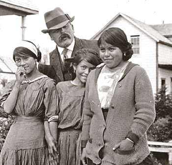 "Christlich" dressierte
                          Heiltsuk-M�dchen in Bella Bella / Waglisla
                          1913
