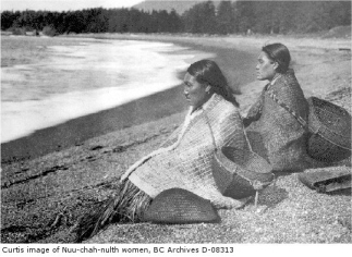 Nuu-chah-nulth-Frauen mit K�rben und in
                            Holzfaserkleidern am Strand, 1880-er Jahre
                            ca.