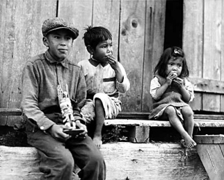 Nuu-chah-nulth-Kinder der 1930-er
                            Jahre, degeneriert, "christlich"
                            dressiert und "eingekleidet". F�r
                            die damaligen Rassisten-"Christen"
                            galten Menschen ohne Kleider nicht als
                            Menschen...