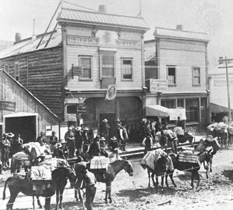 Goldsucher des
                          Yukon-Goldrauschs in Dawson City in den
                          1890-er Jahren