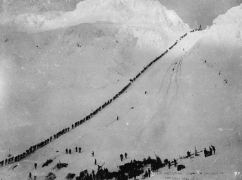 Goldsucher im Yukon-Goldrausch auf dem
                            Chilkoot-Trail