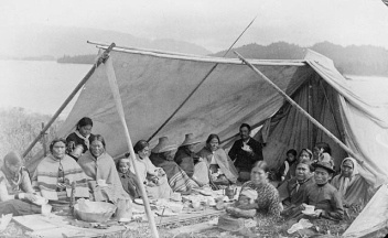 Teerunde einer Gruppe der
                                      Tsimshian-Prim�rnation in British
                                      Columbia, um 1890