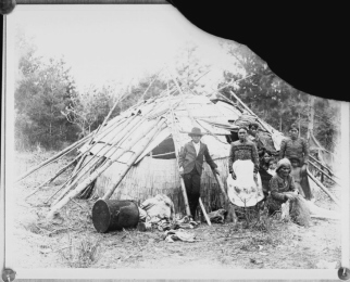 Prim�rnation der Ojibwa, Wigwam-Haus
                            mit Birkenrindendach 1880