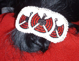 Naskapi, Haarspange
                                      Rot-Schwarz-Weiss