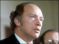 Pierre Trudeau, Portrait eines
                weissen Rassisten, der die Indianer immer wieder
                kapitalistisch zu manipulieren versuchte, um sie durch
                weisse Konkurrenz zu vernichten