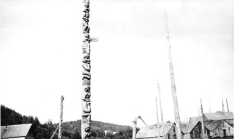 Totempf�hle der Niska (Nishga / Nishga'a /
                    Nisga'a) in Gitlakdamix, 1905