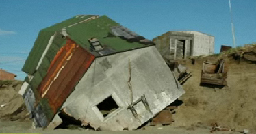 Eskimos in
                  Alaska, schiefes, untersp�hltes Haus durch den
                  Klimawandel auf der Insel Shishmaref in Alaska