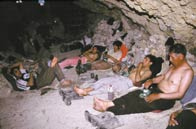 Kokapause in einer Mine,
wahrscheinlich am Cerro Rico in Potosí Kokapause
in einer Mine, wahrscheinlich am Cerro Rico in
Potosí