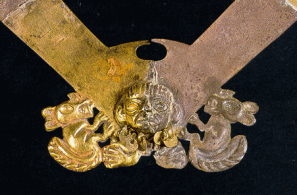 Moche-Schmuck: Nasenmaske in Gold und Silber
                    mit Menschenkopf und zwei F�chsen