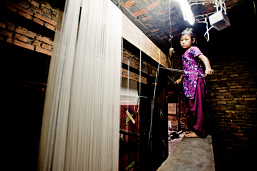 Nepal, Kathmandu, ein M�dchen in einer
                      Teppichfabrik