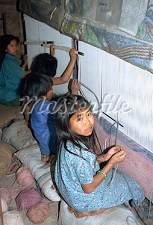Nepal, Bhaktapur, M�dchen in einer
                      Teppichfabrik