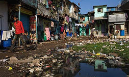 Mumbai, das Slum Dharavi mit
              H�usern im Abfall