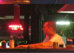 Pattaya,
                        Buakao-Strasse, ein europ�ischer Kunde mit einem
                        Tattoo und Ohrringen