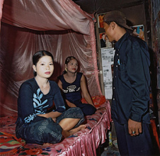 Insel Koh
                                  Kong, Sklavenbordell
                                  "H�hnerstall" ("chicken
                                  farm"), Kunde mit 2 Sklavinnen