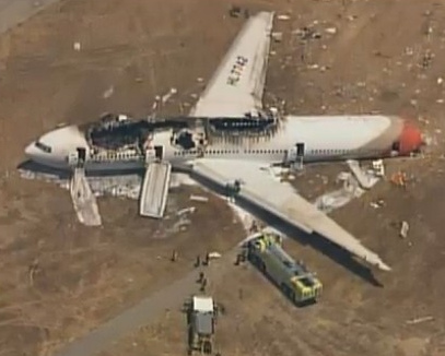 Flugzeugabsturz einer Boeing777
              in San Francisco, die Schwanzflosse ist abgebrochen und
              ein Teil des Daches ist weggesprengt, und es fehlt ein
              Triebwerk