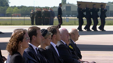 Doodskist
                      naar verluidt met dode lichaam van vlucht MH17 in
                      Nederland, juli 23,2014