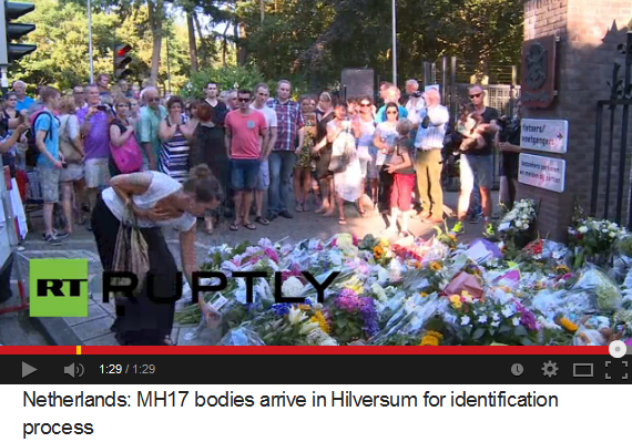 Blumen am Kontrollpunkt in Hilversum - wurde
                      die Identität wirklich kontrolliert?