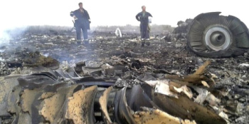 De crash gebied van MH17
                          met veel te kleine motoren