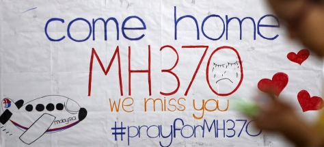 Poster über den
              Flug MH-370 mit dem Aufruf "Come home - we miss
              you"