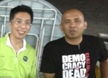 Peter Chong (links) und der Pilot
                              Zaharie Ahmad Shah (rechts) mit einem
                              "Demokratie ist tot"-T-Shirt.
                              Die Polizei untersucht nun, ob die
                              Flugzeugentführung ein
                              Anti-Regierungsprotest sein könnte