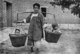China 1917: Mutter mit zwei Kindern in K�rben