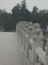 Kopie der Marco-Polo-Br�cke am Yangtse:
                          L�wenstatuen