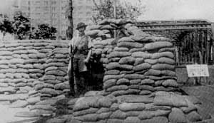 Shanghai
                        1937: Russischer Freiwilliger an der Promenade
                        "Bund" hinter einer Sandsackbarikade