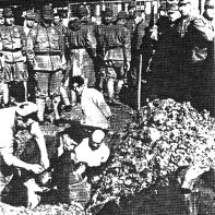 Massaker von
                        Nanking / Nanjing 1937-1938: Chinesen werden
                        lebendig begraben.