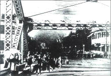 Guangzhou / Canton / Kanton 1938:
                            Fl�chtlinge auf der Br�cke �ber den
                            Perlfluss