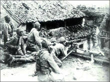 Xinjang April 1944 (Provinz
                Henan): Japanisches Maschinengewehrfeuer