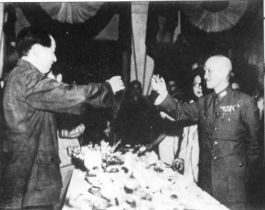 Mao und Chiang Kai-Shek trinken auf den
                  Sieg gegen Japan 1945