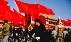 Tiananmen-Platz: Sch�ler und Studenten
                        demonstrieren mit roten Fahnen statt
                        Schulunterricht, Oktober 1966