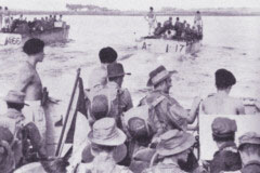 Holländische Landung mit Seefahrzeugen
                          am Strand von Sanur, Bali, März 1946. Holländische Landung mit Seefahrzeugen am
                          Strand von Sanur, Bali, März 1946.