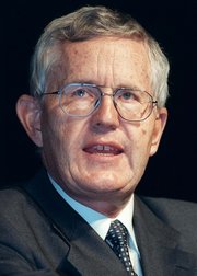 Schweiz: Bundesrat
                          Villiger, Vorsteher des Finanzdepartementes
                          1996-2003, Verwalter von Milliarden
                          Korruptions- und Fluchtgeldern und Bef�rworter
                          des kriminellen Bankgeheimnisses , die Armut
                          durch Bankgeheimnis ist ihm egal