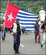 Unabh�ngigkeits-Demonstration auf West-Papua
                  (Irian Jaya) mit Unabh�ngigkeits-Flagge, Jahr 2000