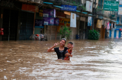 Absichtlich
                      provozierte Überschwemmungen in Kabinburi in
                      Ost-Thailand, Mutter mit Kind im September 2013,
                      um Bangkok vor Überschwemmungen
                      "freizuhalten"