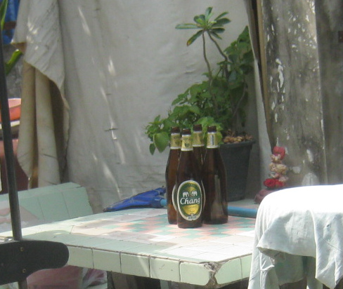 Die Sitzgruppe des
                        Bier-Whisky-Security-Commanders Uinai, mit
                        Bierflaschen "verziert", Nahaufnahme
