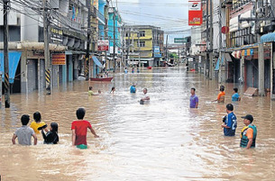 da sind monatelang überschwemmte Städte, damit
                    Bangkok nicht überschwemmt wird, hier Prachinburi im
                    September 2013