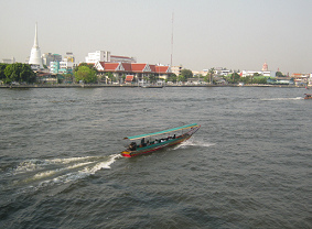 Der Praya-Fluss in Bangkok, Sicht auf
                            das Westufer, immer höchstes Hochwasser auch
                            in der Trockenzeit