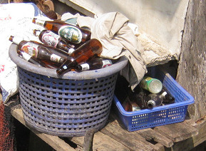 Traditionelle
                    bierflaschenansammlung in Thailand, März 2013