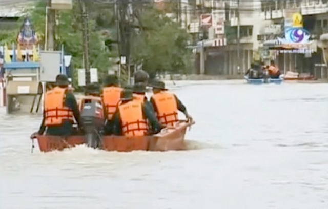 Überschwemmungen mit Boot in
              Thailand auf dem Land, September 2013