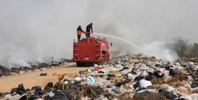 Die Müllhalde von
                          Koh Kha in der Provinz Lampang brennt