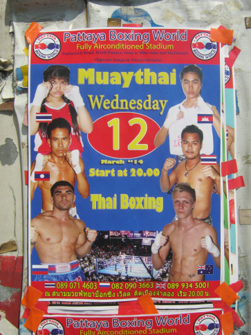 Plakat für Thaiboxing in
                    Pattaya 2014 - Körperverletzung ist in Thailand
                    etwas "Sportliches"